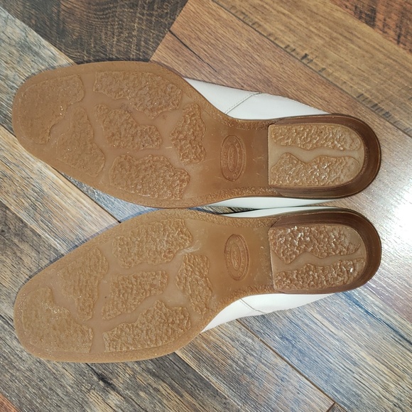 Dr. Scholl's Round Up White Leather Embroidered Heeled Mule Clog, Size 7.5 - Picture 8 of 9